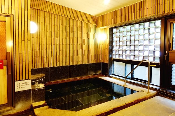 温泉大浴場、掛け流しの強羅温泉を心ゆくまでお楽しみください。　