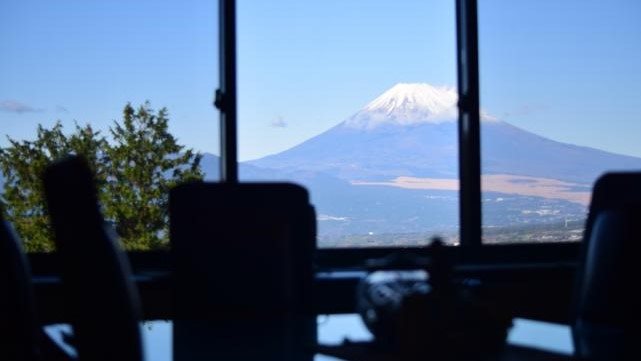 富士山を望む、重量感ある建物