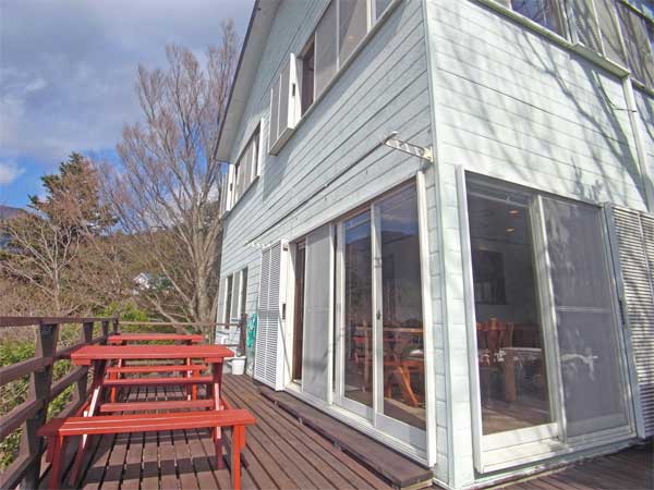 建物外観とウッドデッキはリゾート感を感じますね。